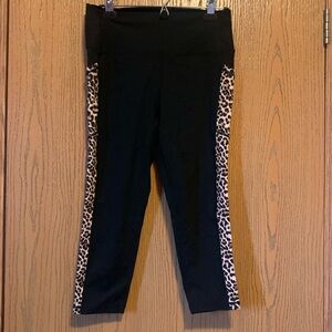 Zyia brilliant leopard/cheetah stripe leggings capri length. Size 14-16